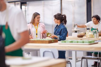 DHL Chile DHL expert consults a young lady in a green startup company