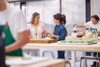 DHL expert consults a young lady in a green startup company