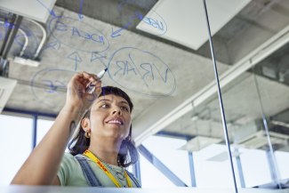 young woman drawing a mindnap on a glasswall