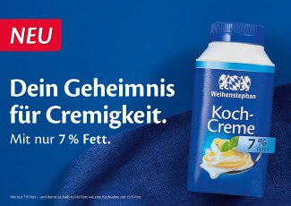 OOH campaign motif for the new Weihenstephan Koch-Creme with the headline "Dein Geheimnis für Cremigkeit. Mit nur 7 % Fett." on a blue background next to the product.