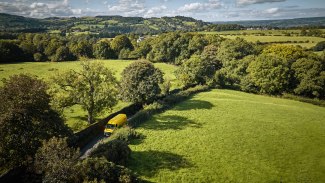 After Bangkok, Manchester was the next stop—and hardly any other place could have offered a greater contrast. Photos and videos were created in the northwest of England for the DHL Group's global media library, combining operational excellence and British character in a visual world: real people, special moments, and a landscape that you won't soon forget. Produced entirely in-house from the first day of shooting to the finished image.