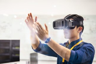man with VR-glases exploring some struktur