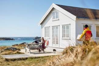 DHL express delivery to a house at the beach