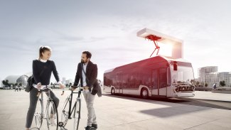 couple with bycicles in front of electrobus
