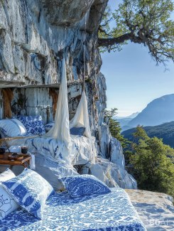 a luxury biwak with fine bedlinen in patagonian mountains